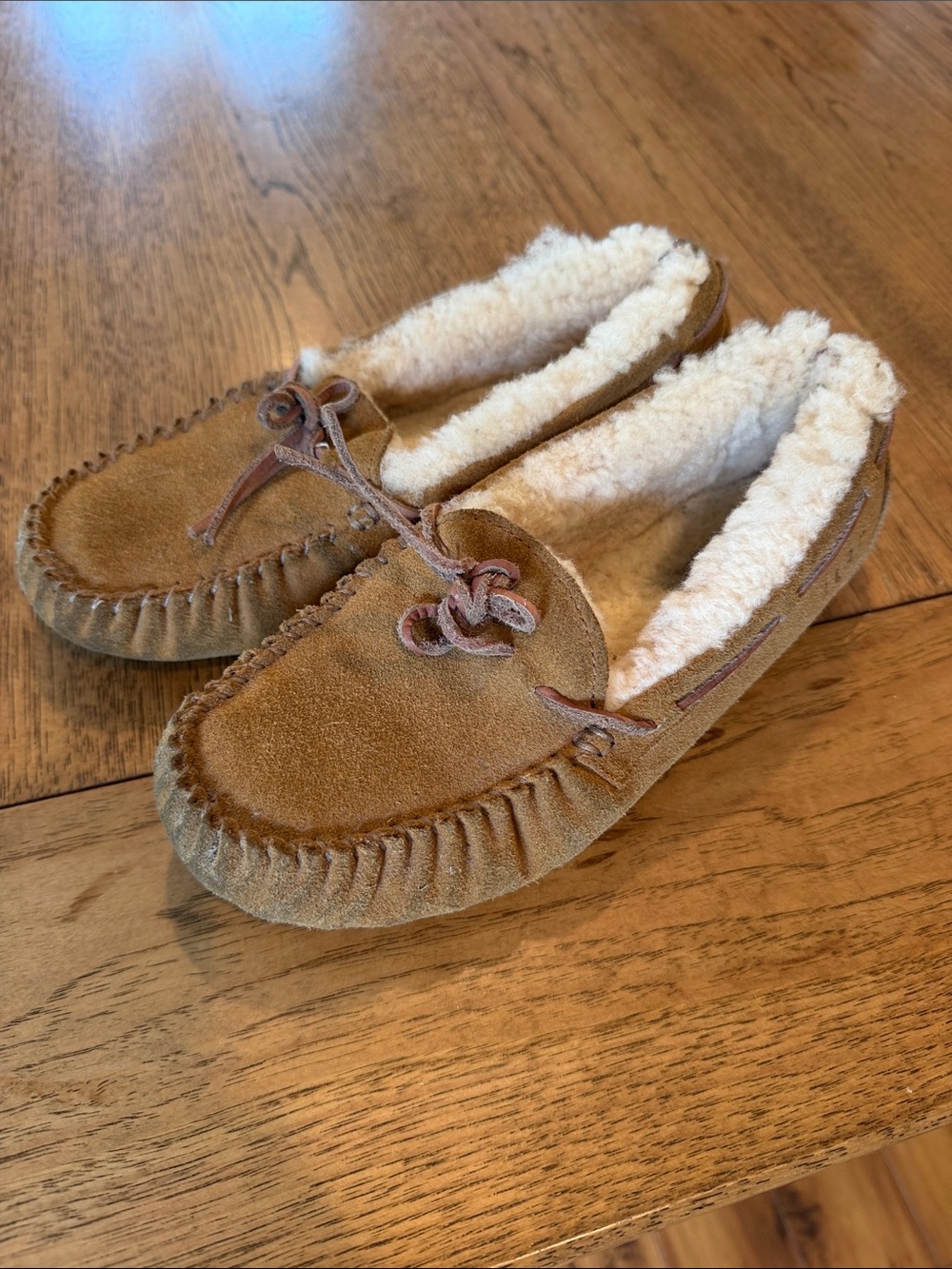 Women’s UGG slippers size 6 leather Slippers with real sheep Sherpa Lining